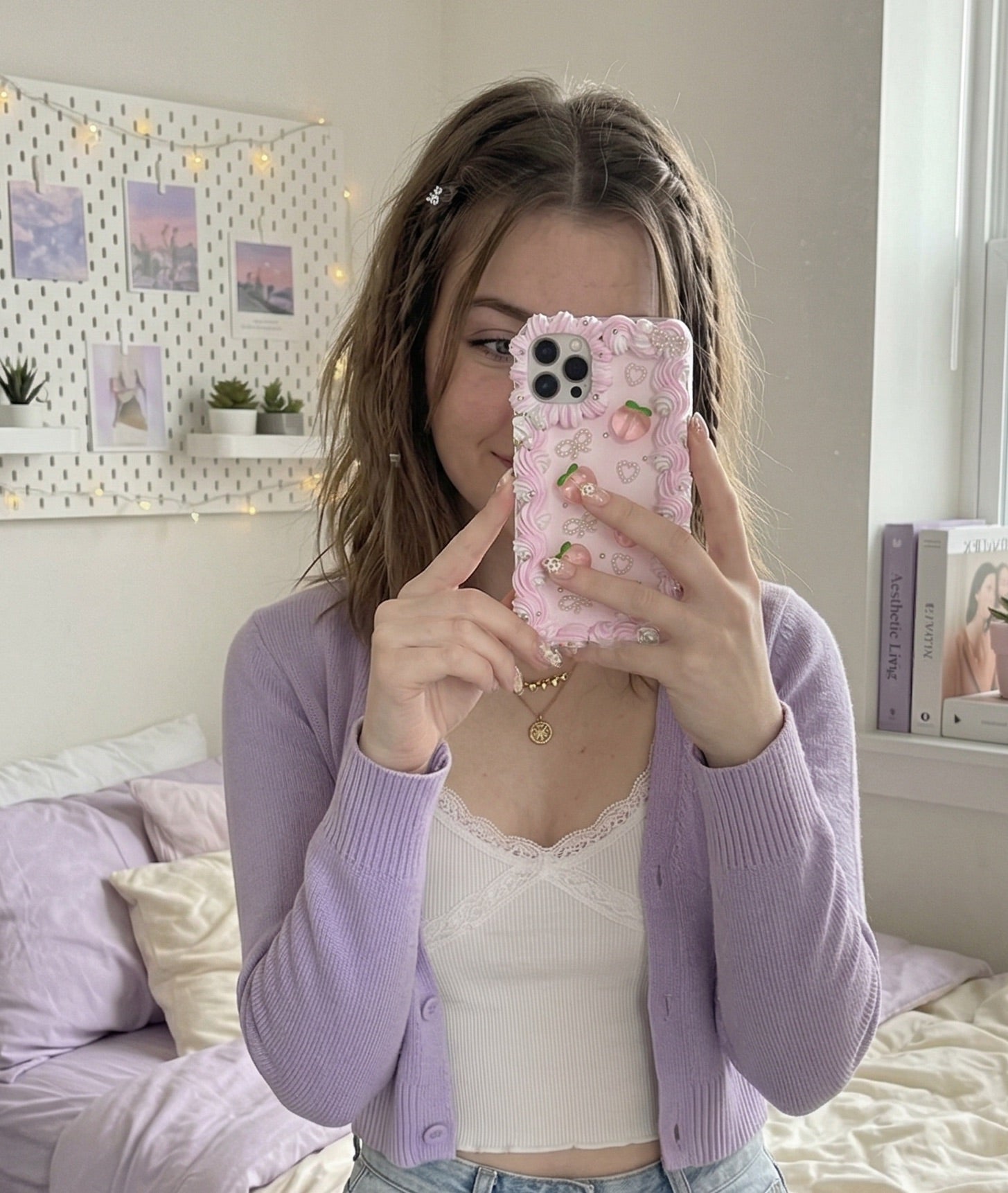Jeune femme tenant une coque DIY App'art dans un miroir